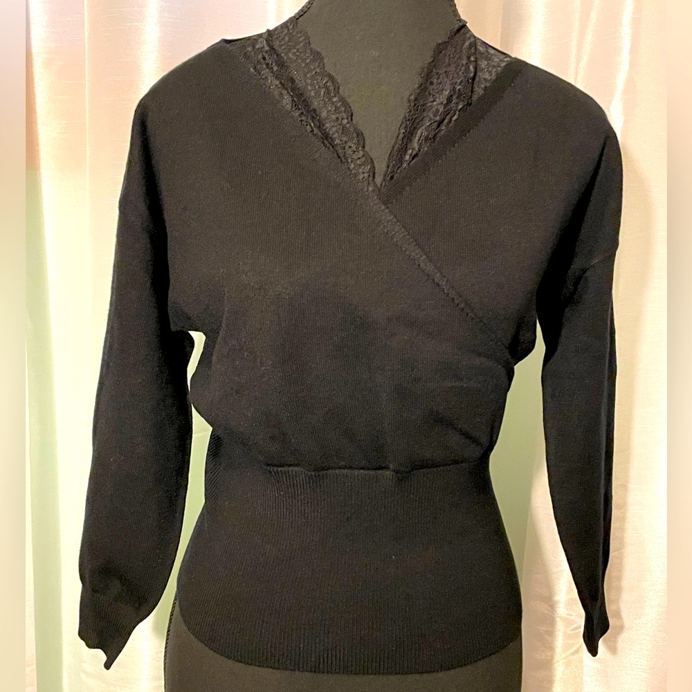 Venus Womens Sweater Size X Small in Black.